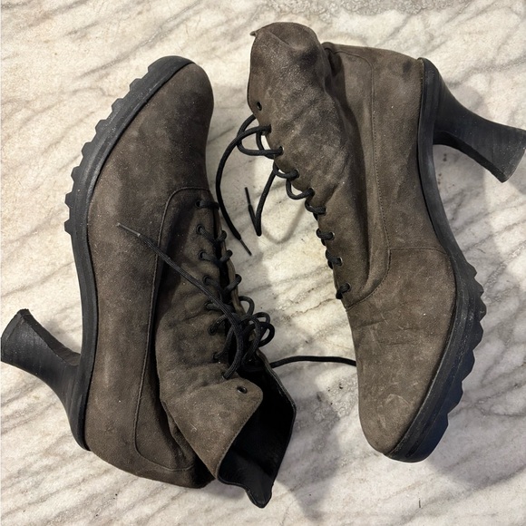 Donna Karan Suede boots lace up tall 2”heel taupe leather ankle booties size 8